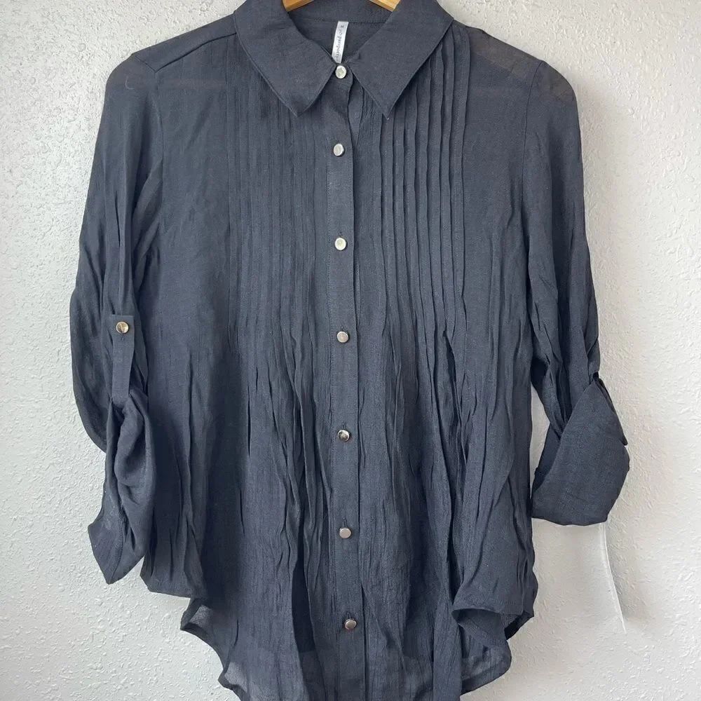 NWT Passports Women’s Button Top Size Medium